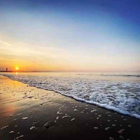 Luxe Living Guest House-Sleeps 6-Private Parking-Free Wifi-Beach-City Суонзи Екстериор снимка