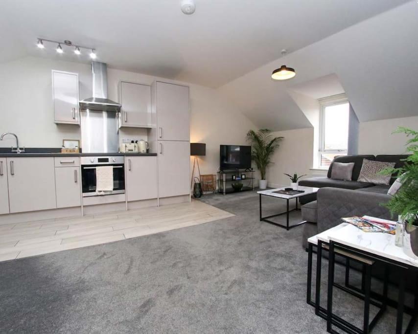 Luxe Living Guest House-Sleeps 6-Private Parking-Free Wifi-Beach-City Суонзи Екстериор снимка