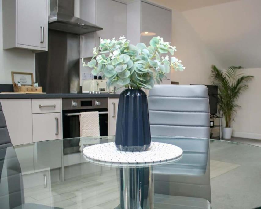 Luxe Living Guest House-Sleeps 6-Private Parking-Free Wifi-Beach-City Суонзи Екстериор снимка