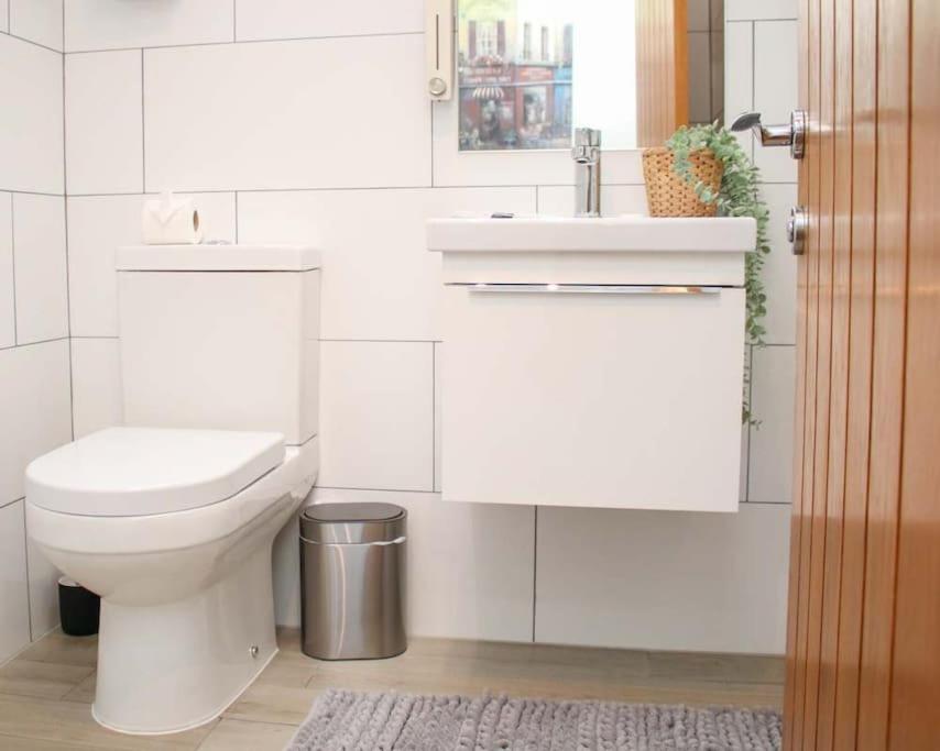 Luxe Living Guest House-Sleeps 6-Private Parking-Free Wifi-Beach-City Суонзи Екстериор снимка