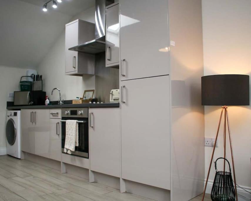 Luxe Living Guest House-Sleeps 6-Private Parking-Free Wifi-Beach-City Суонзи Екстериор снимка