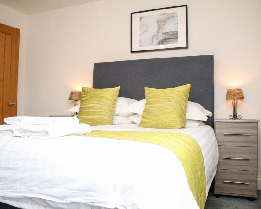 Luxe Living Guest House-Sleeps 6-Private Parking-Free Wifi-Beach-City Суонзи Екстериор снимка