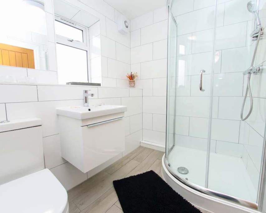 Luxe Living Guest House-Sleeps 6-Private Parking-Free Wifi-Beach-City Суонзи Екстериор снимка