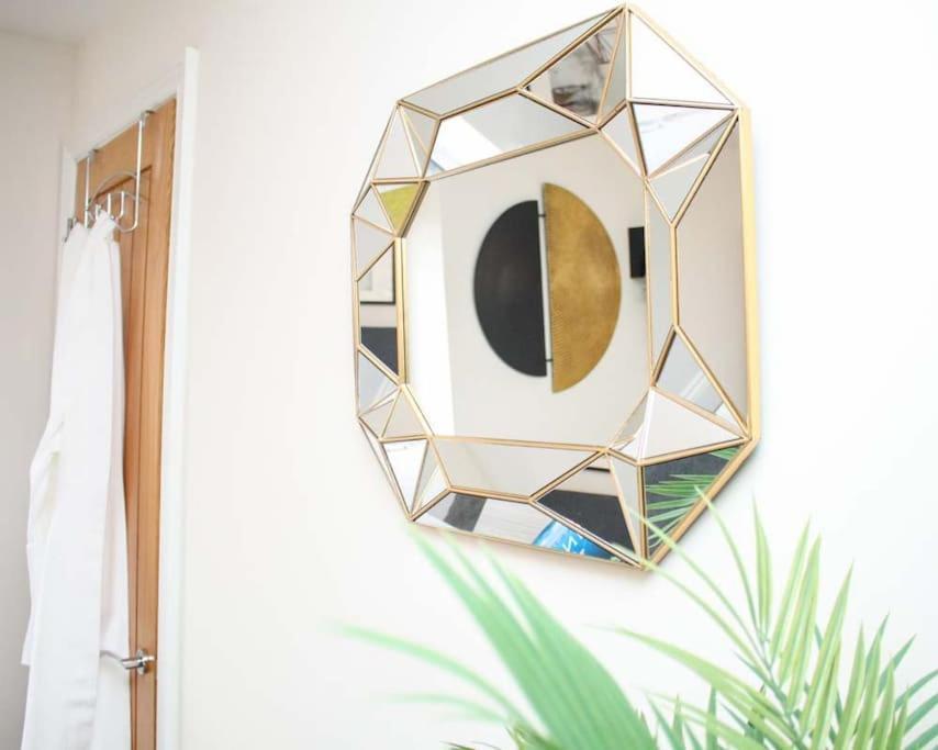 Luxe Living Guest House-Sleeps 6-Private Parking-Free Wifi-Beach-City Суонзи Екстериор снимка