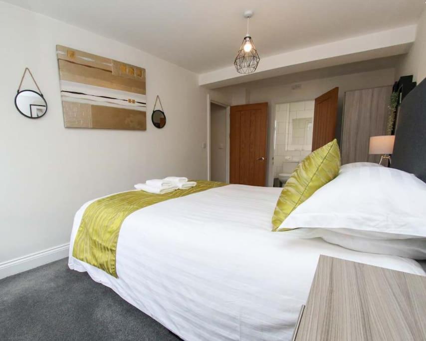 Luxe Living Guest House-Sleeps 6-Private Parking-Free Wifi-Beach-City Суонзи Екстериор снимка
