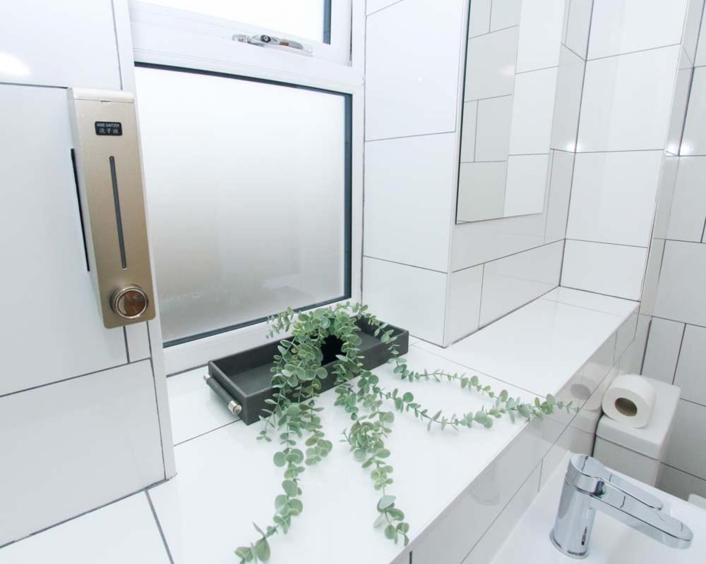 Luxe Living Guest House-Sleeps 6-Private Parking-Free Wifi-Beach-City Суонзи Екстериор снимка
