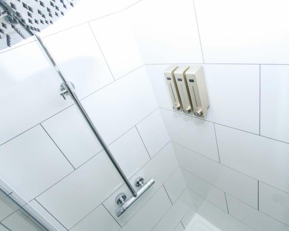 Luxe Living Guest House-Sleeps 6-Private Parking-Free Wifi-Beach-City Суонзи Екстериор снимка